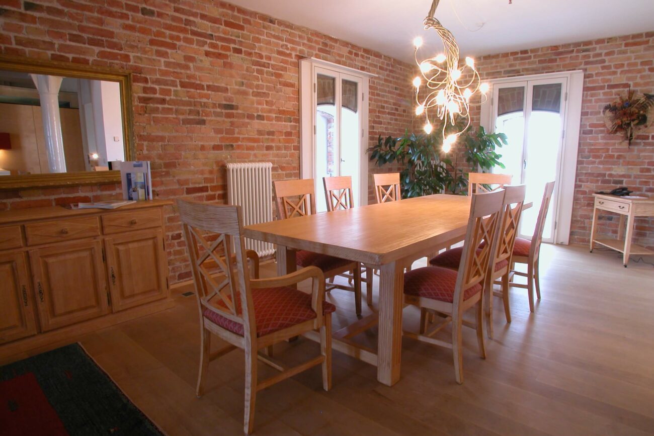 Essbereich Deluxe Suite mit Holztisch und Stühlen